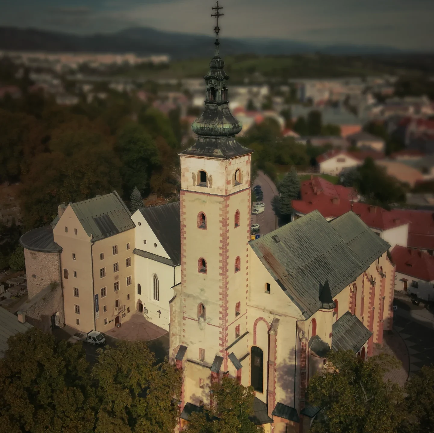 Farský Kostol nanebovzatia Panny Márie v hradnom areáli Banskej Bystrice