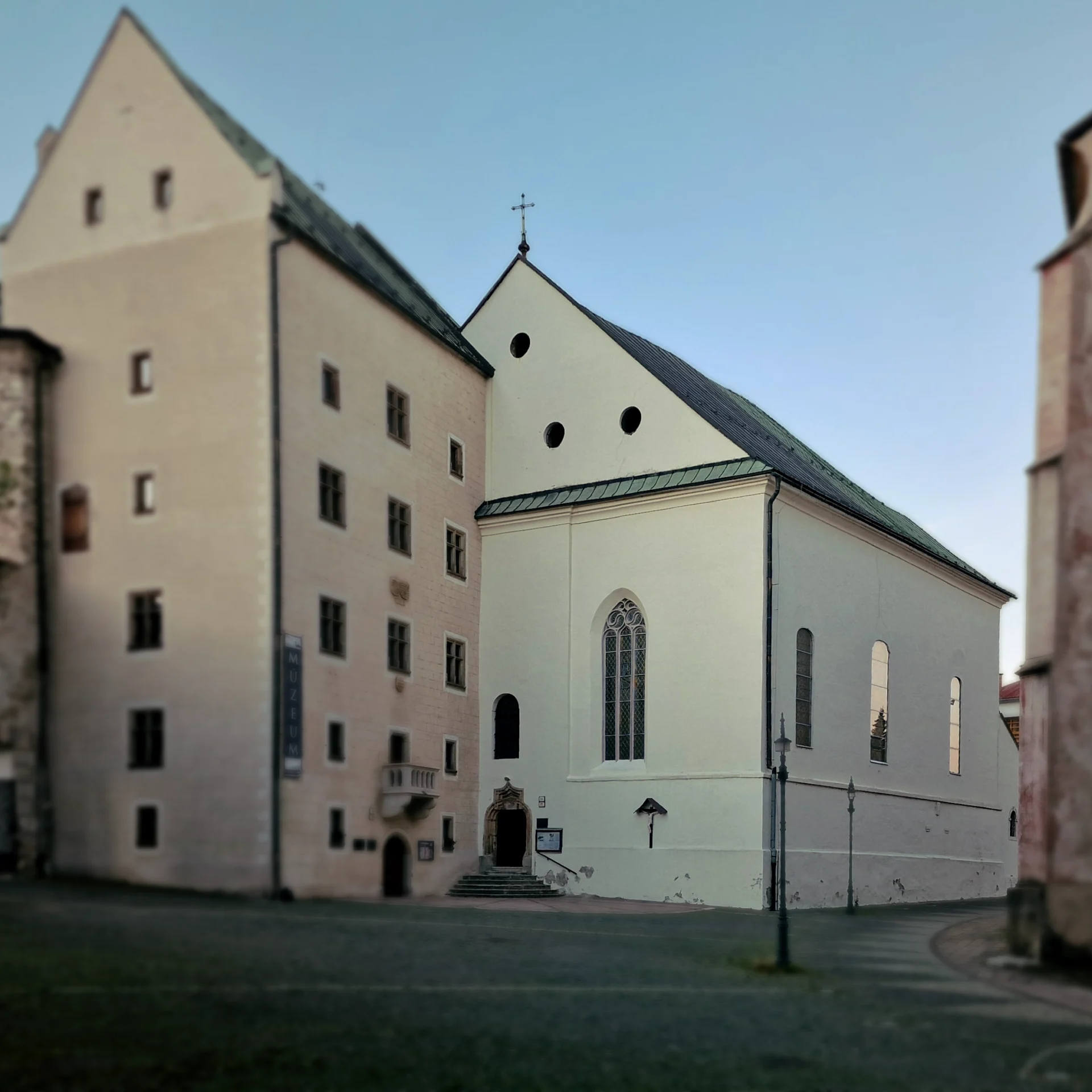 Exteriér Kostola Svätého kríža (Slovenského kostola) v Banskej Bystrici