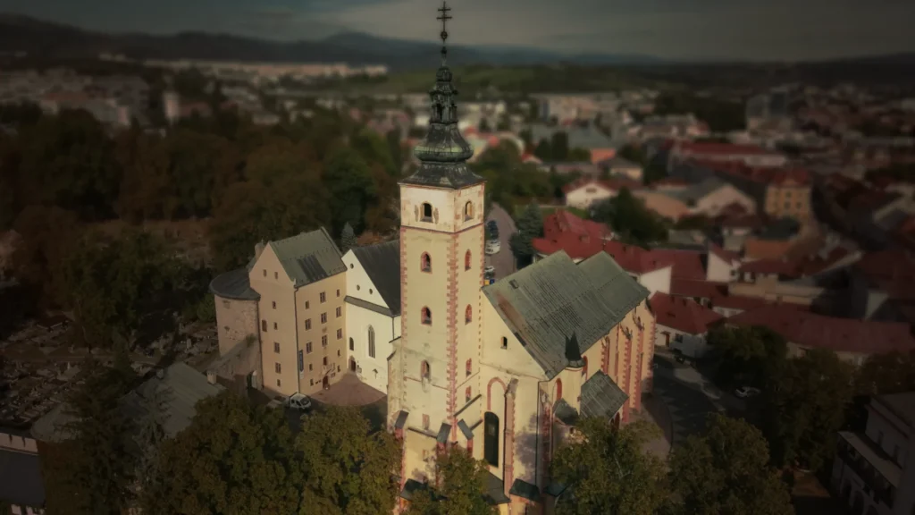 Farský Kostol nanebovzatia Panny Márie v hradnom areáli Banskej Bystrice